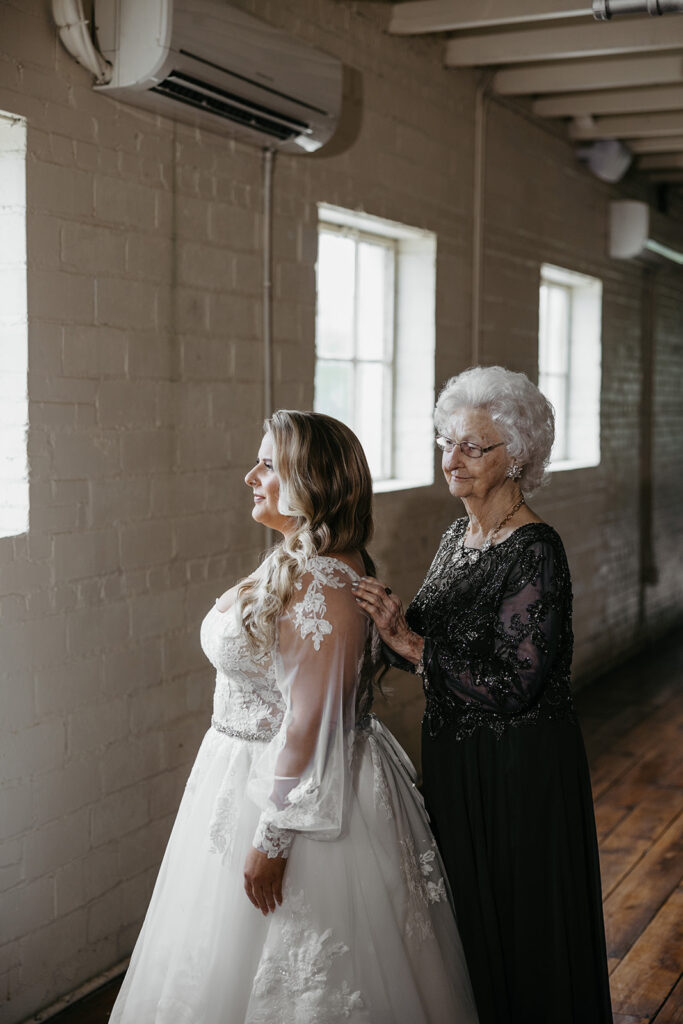 Bride Getting Ready Photos 