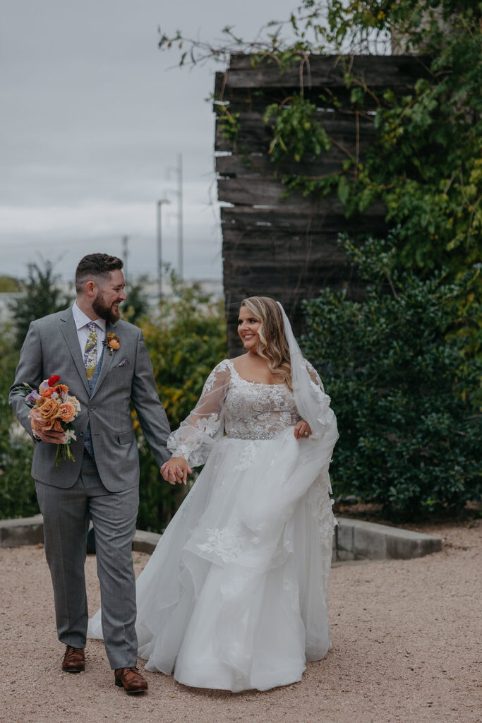 bride and groom outdoor portraits 