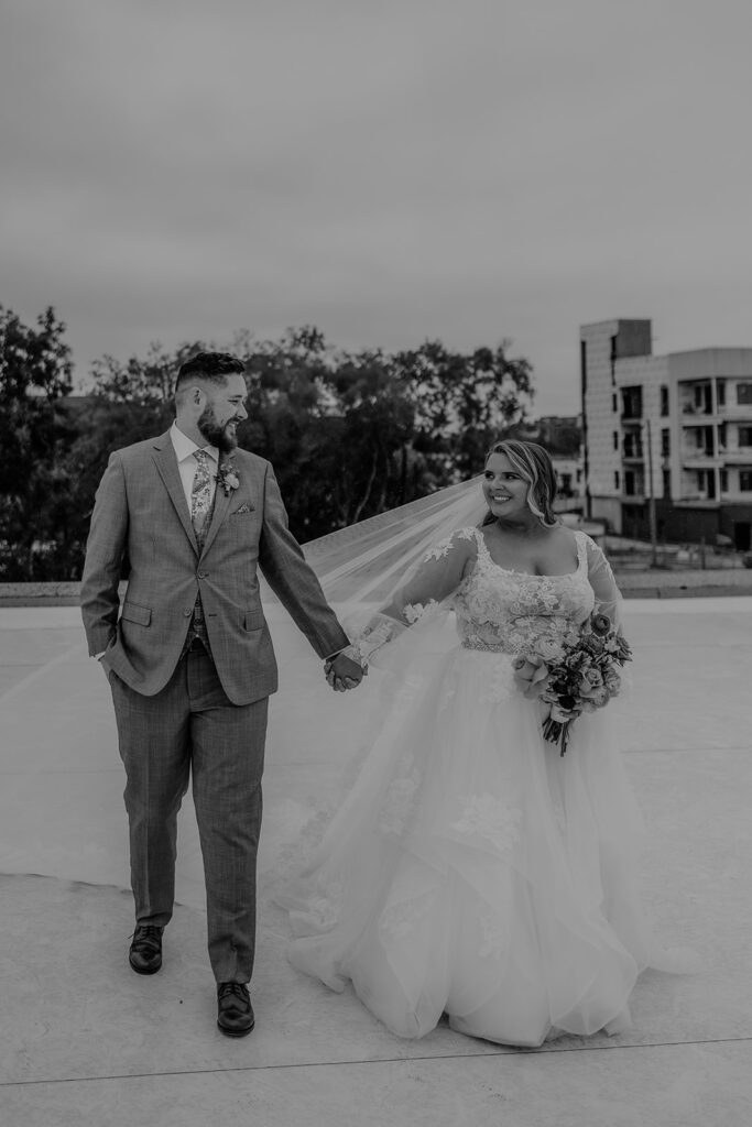 bride and groom outdoor portraits 