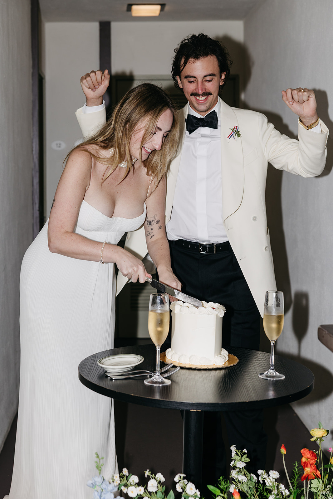 bride cutting the ready cake 