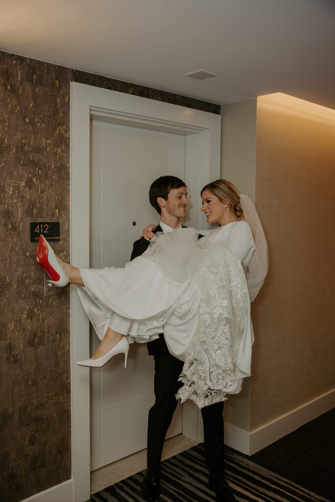 wedding photos in a hotel 